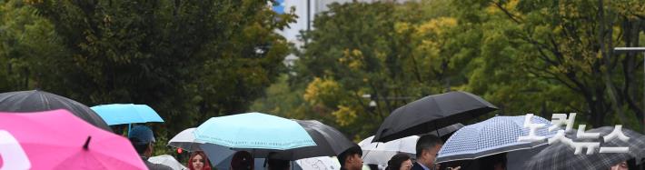 우산 쓴 시민들