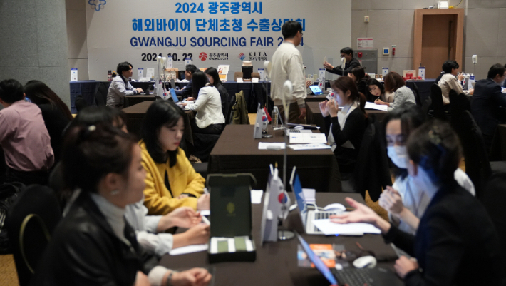 광주시와 한국무역협회 광주전남지역본부는 22일 광주 한 호텔에서 '해외바이어 단체초청 수출상담회'를 열었다. 광주시 제공  