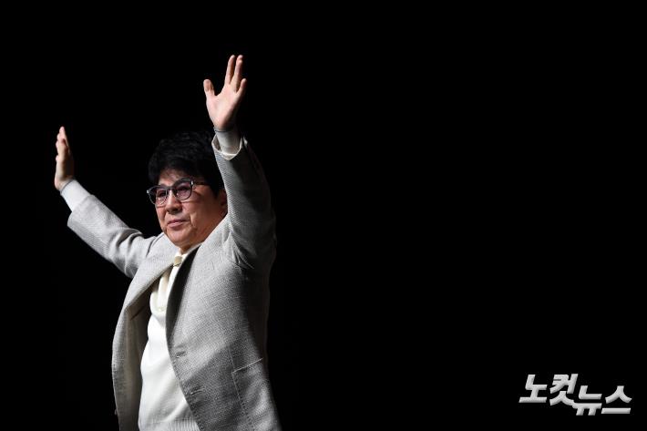 포즈 취하는 조용필