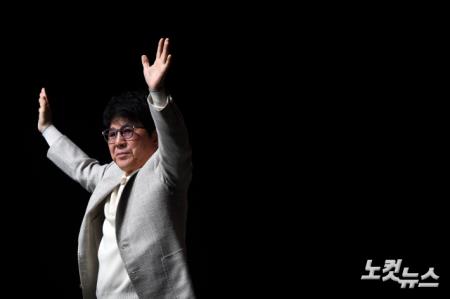 포즈 취하는 조용필