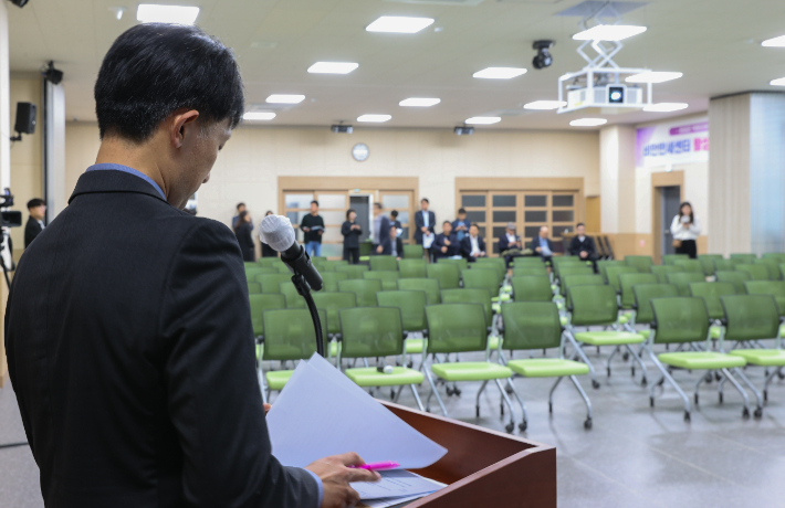 22일 경북 의성군 비안면 비안만세센터에서 개최 예정이던 국토부의 신공항 전략환경영향평가 공청회가 주민 불참으로 열리지 못했다. 의성군 제공 