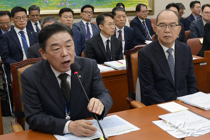 김형석 독립기념관장이 22일 서울 여의도 국회 정무위원회의 국가보훈부·한국보훈복지의료공단·독립기념관 등에 대한 국정감사에서 의원 질의에 답변을 하고 있다. 윤창원 기자