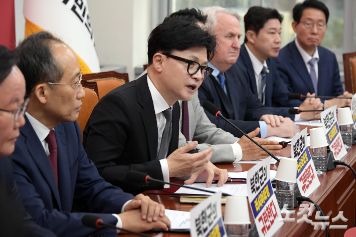 국민의힘 한동훈 대표가 21일 서울 여의도 국회에서 열린 최고위원회의에서 발언을 하고 있다. 윤창원 기자