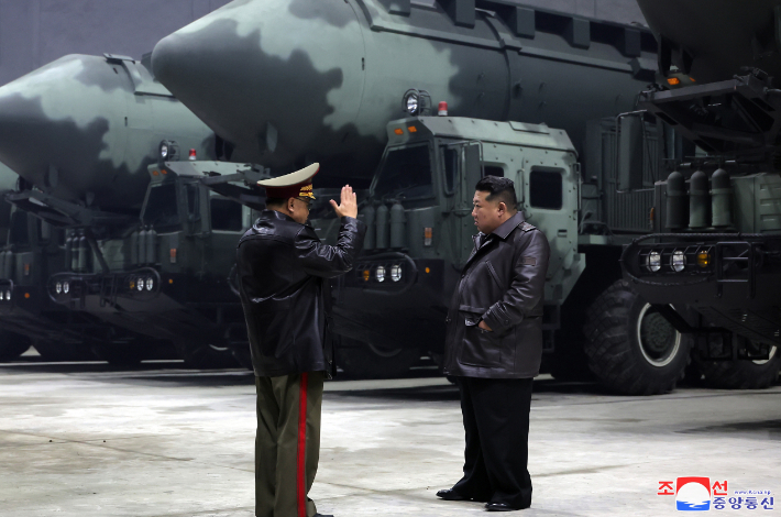 김정은 북한 국무위원장이 전략미사일기지를 시찰하고 발사 관련 시설 요소별 기능과 능력, 전략 미사일 전투직일 근무(당직 근무) 상태 등 나라의 안전과 직결된 전략적 억제력의 가동 준비 태세를 점검했다고 조선중앙통신이 23일 보도했다. 연합뉴스