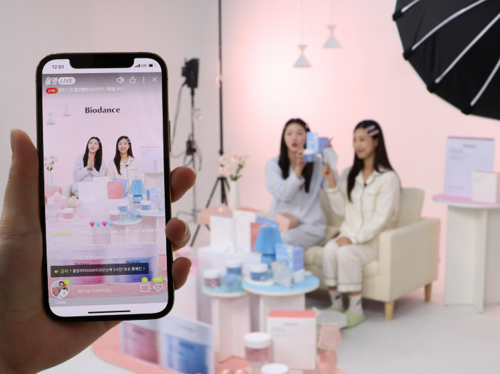 올영라이브 전용 스튜디오에서 올리브영 입점 브랜드사인 '바이오던스'가 '파트너 라이브'를 진행하고 있는 모습. CJ올리브영 제공