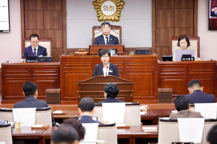 지난달 제281회 임시회 본회의장에서 질의하는 최미희 순천시의원. 순천시의회 제공