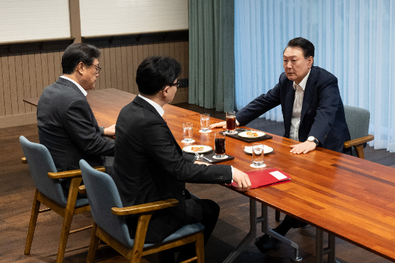 윤석열 대통령이 21일 서울 용산 대통령실 앞 파인그라스에서 국민의힘 한동훈 대표를 만나 대화하고 있다. 대통령실 제공