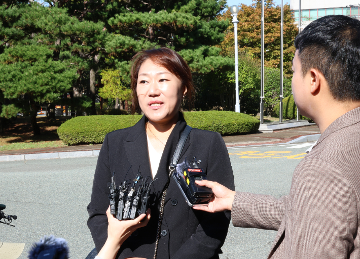 강혜경씨가 23일 오전 경남 창원시 성산구 창원지검에 출석해 조사를 앞두고 입장을 밝히고 있다. 연합뉴스