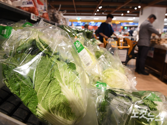 서울시내 한 대형마트를 찾은 시민들이 배추, 무 등 김장용 채소들을 구입하고 있다. 황진환 기자