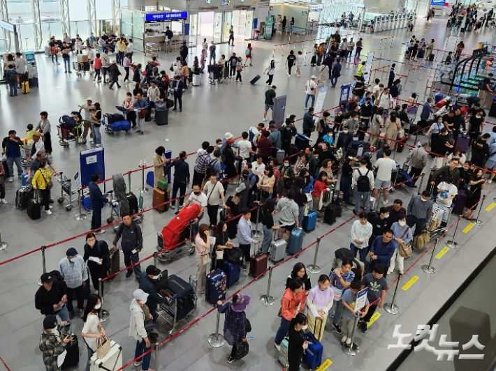 김해국제공항 국제선터미널이 이용객들로 붐비고 있다. 정혜린 기자