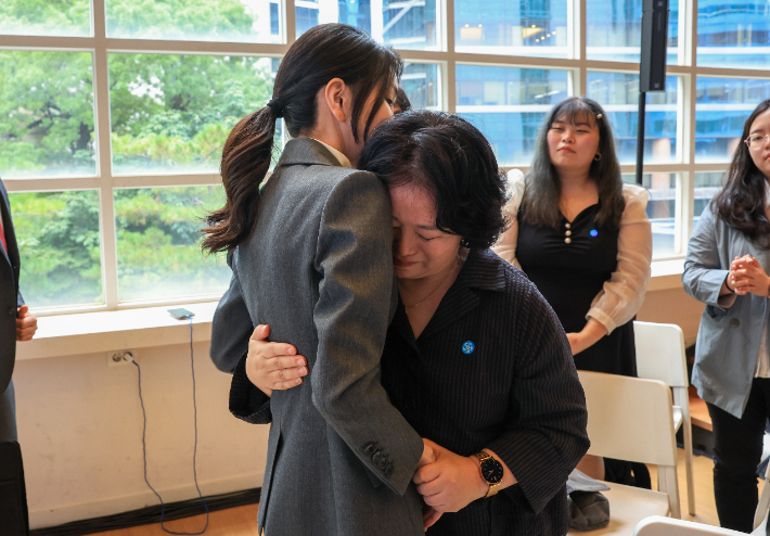 김건희 여사가 지난해 9월 15일 서울 중구 커뮤니티하우스 마실에서 열린 '괜찮아, 걱정마 마음건강을 위한 대화'에서 참석자들을 격려하고 있다. 대통령실 제공