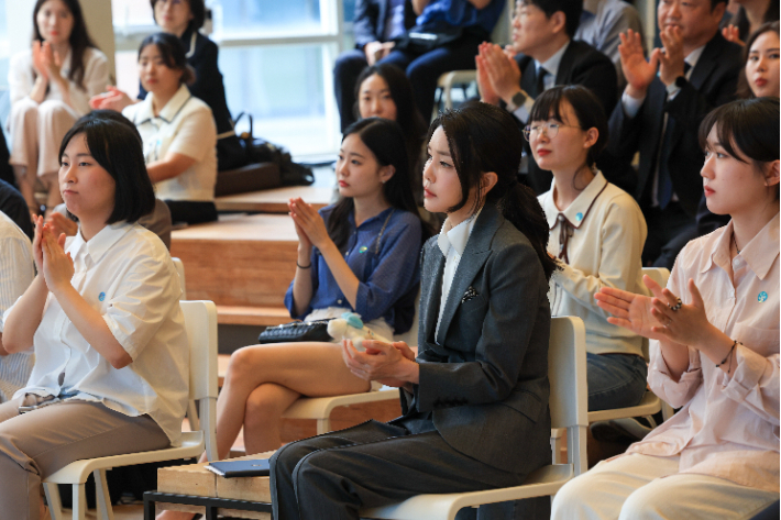 김건희 여사가 지난해 9월 15일 오후 서울 중구 커뮤니티하우스 마실에서 열린 '괜찮아, 걱정마 마음건강을 위한 대화'에 참석해 참석자들의 이야기를 경청하고 있다. 대통령실 제공