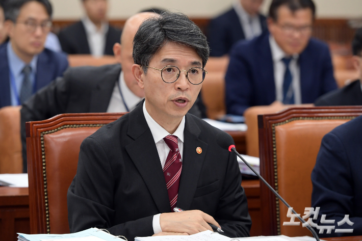 국정감사에서 답변하고 있는 김완섭 환경부 장관. 윤창원 기자