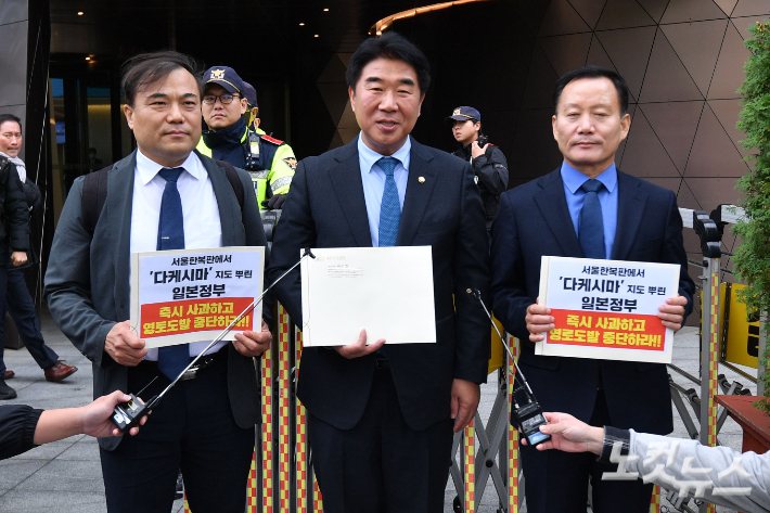 더불어민주당 윤석열정부 독도지우기 진상조사 특위 소속 김홍국 보훈 학회 부회장(왼쪽부터), 이기헌 의원, 김태성 전 11사단장이 23일 서울 종로구 일본대사관에 서울 도심 한복판에서 일본의 영토 도발이 자행된 것을 규탄하며 사과와 함께 재발 방지를 촉구는 항의서한을 전달하고 있다. 류영주 기자