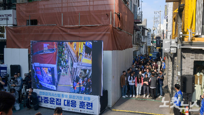 지난해 10월 25일 서울 광진구 건대입구역 인근 건대맛의거리에서 진행된 인파밀집 예방 합동 훈련. 박종민 기자