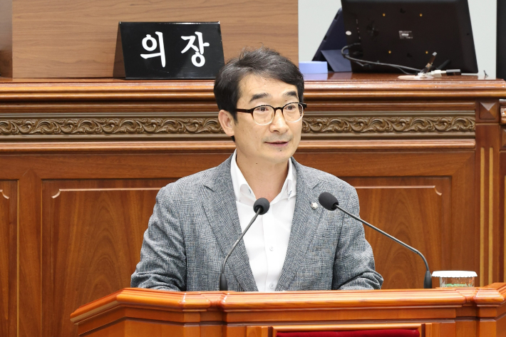 '3·15의거의 한국사 교과서 삭제 규탄 및 시정 촉구 결의안'을 제안하고 있는 문순규 창원시의원. 창원시의회 제공