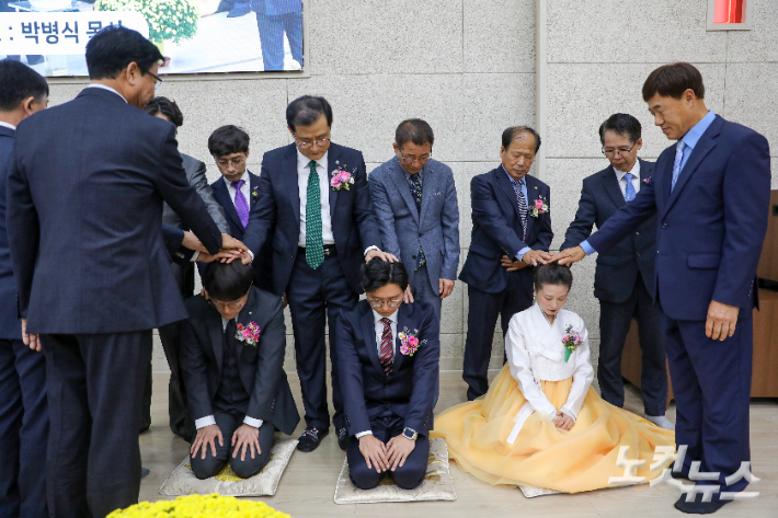 전주시천교회 임직자들이 안수기도를 받고 있다.