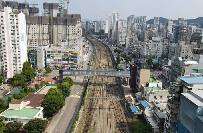 경부선이 지나는 안양역 일대 전경. 안양시 제공