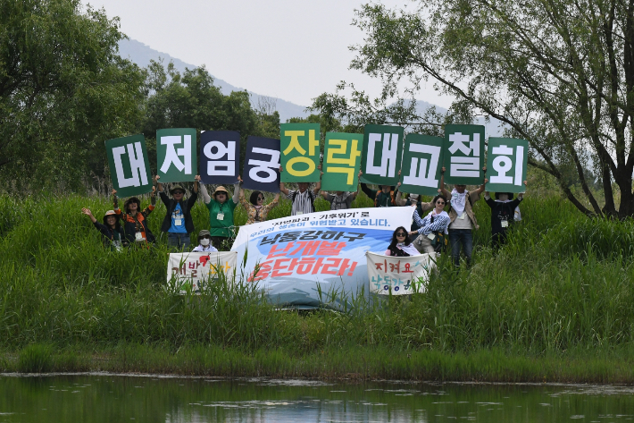 환경단체가 대저대교 건설예정지에서 대저대교 건설 반대 퍼포먼스를 보이고 있다. (사)습지와새들의친구 제공