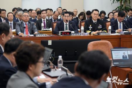김용현 국방부 장관이 24일 서울 여의도 국회에서 열린 국방위원회의 국방부와 수감기관에 대한 종합감사에서 의원 질의에 답변을 하고 있다.