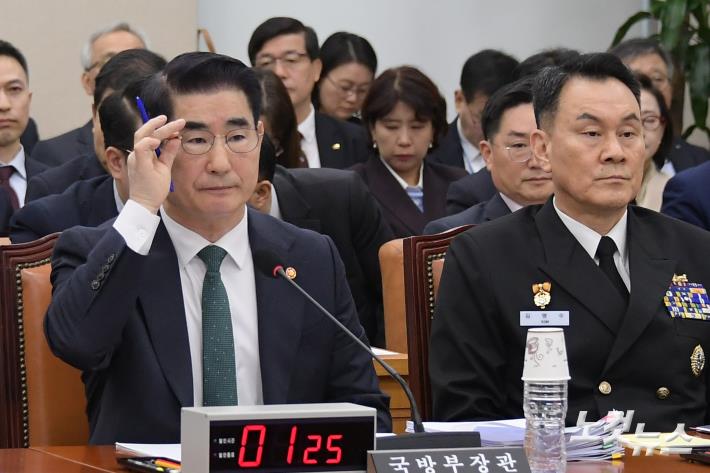 김용현 국방부 장관이 24일 서울 여의도 국회에서 열린 국방위원회의 국방부와 수감기관에 대한 종합감사에서 안경을 만지고 있다.(오른쪽 김명수 합동참모의장)