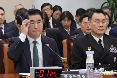 김용현 국방부 장관이 24일 서울 여의도 국회에서 열린 국방위원회의 국방부와 수감기관에 대한 종합감사에서 안경을 만지고 있다.(오른쪽 김명수 합동참모의장)