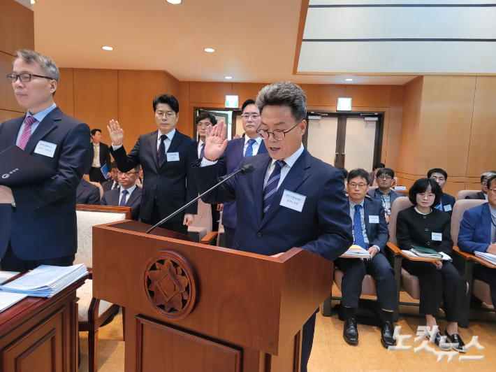 24일 한경선 대구국세청장이 국정감사에 앞서 증인 선서를 하고 있다. 김세훈 기자