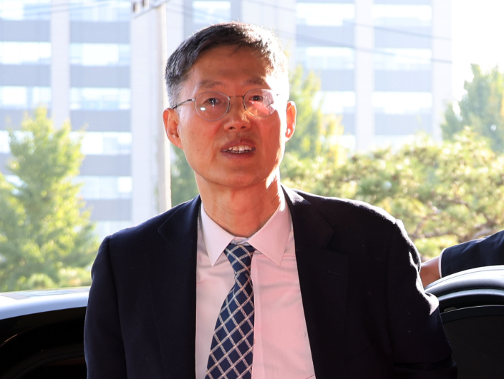 문형배 헌법재판관이 24일 오전 서울 헌법재판소로 출근하고 있다. 연합뉴스