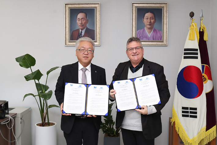 백동헌 천안부총장(왼쪽)과 UNIVALI 발디르 세키넬 필류 총장이 협약을 체결한 뒤 기념촬영을 하고 있다. 단국대 제공