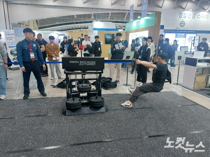  경찰청은 미국 NYPD(뉴욕경찰국) 등이 쓰고 있는 순환식 체력검사를 2026년부터 순경 공채에 도입한다. 해당 시험을 체험하고 있는 기자의 모습. 송영훈 기자