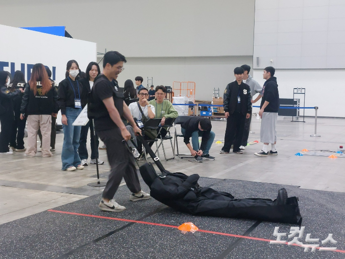 약 72kg 무게의 인형을 끌고 11m를 이동해야 한다. 송영훈 기자