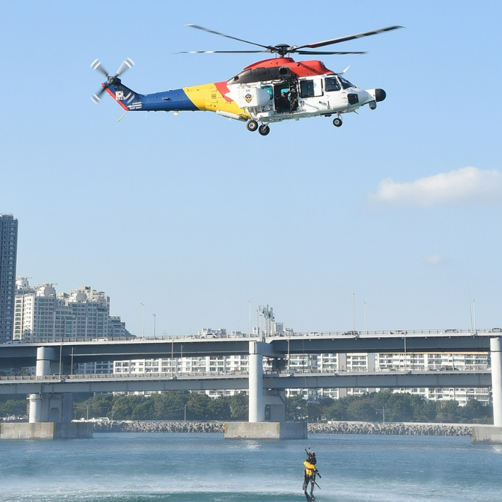 24일 오후 부산 남구 용호별빛공원에서 '2024년 재난대응 안전한국훈련'이 진행되고 있다. 부산 남구청 제공 