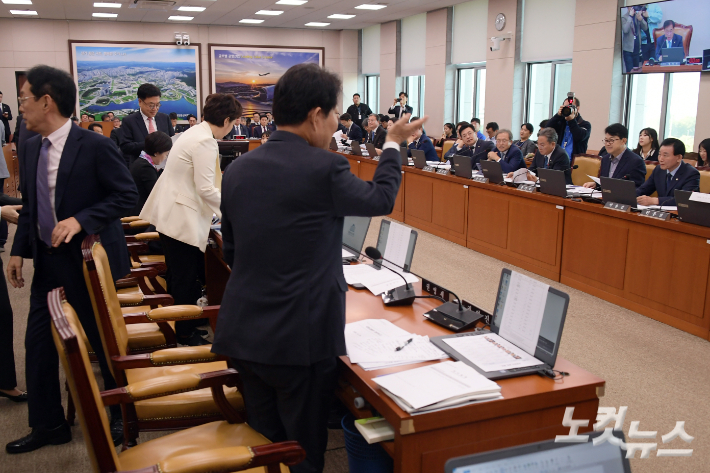 24일 서울 여의도 국회에서 열린 국토교통위원회의 국토교통부·행정중심복합도시건설청·새만금개발청 종합 국정감사 도중 맹성규 위원장이 전체회의를 열고 대통령 관저 불법 증축 의혹과 관련 동행명령장 발부를 의결하자 여당인 국민의힘 의원들이 퇴장하고 있다. 윤창원 기자