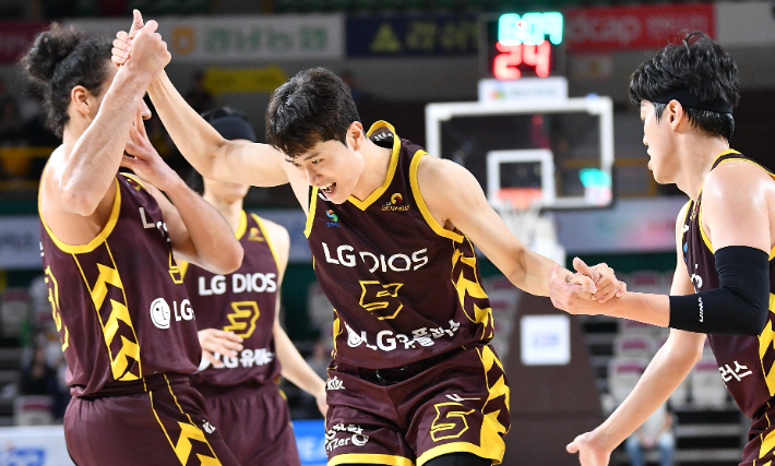 개막 3연승을 달린 LG. KBL 제공