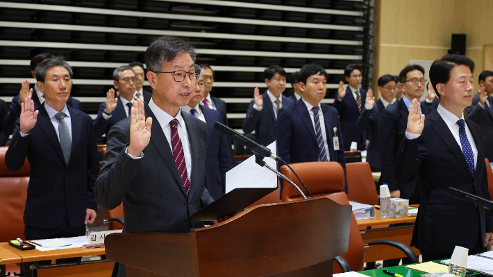 최재해 감사원장이 24일 서울 종로구 감사원에서 열린 법제사법위원회 국정감사에서 선서하고 있다. 연합뉴스