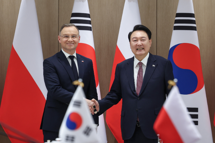 윤석열 대통령, 안제이 두다 폴란드 대통령과 확대 정상회담. 연합뉴스