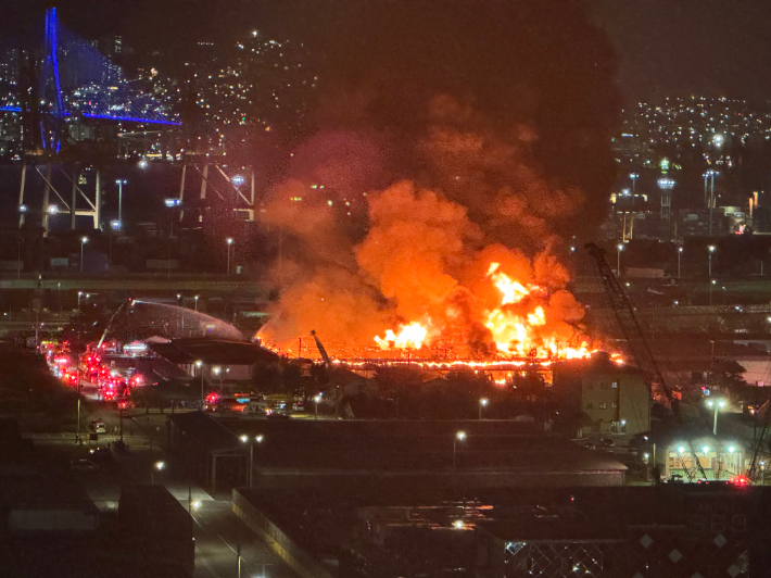 24일 부산 동구 미55보급창 냉동창고에서 불이 났다. 독자 제공