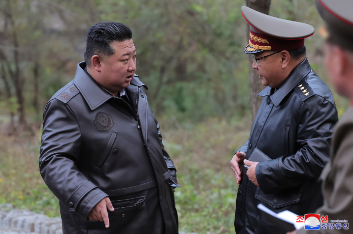 김정은 북한 국무위원장이 전략미사일기지를 시찰하고 발사 관련 시설 요소별 기능과 능력, 전략 미사일 전투직일 근무(당직 근무) 상태 등 나라의 안전과 직결된 전략적 억제력의 가동 준비 태세를 점검했다고 조선중앙통신이 23일 보도했다. 연합뉴스