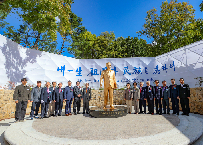 지난 23일 영남대학교 천마아너스파크에서 박정희 전 대통령 동상 제막식이 열렸다. 영남대학교 제공