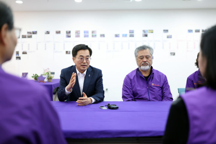 이태원 참사 유가족들과 면담 중인 김동연 경기도지사 모습. 경기도 제공