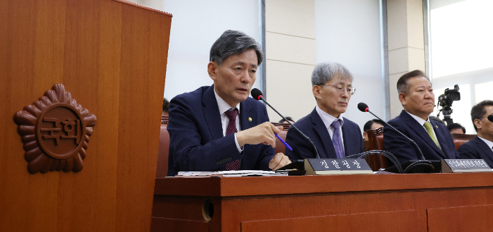 25일 오전 서울 여의도 국회에서 열린 행정안전위원회의 행정안전부, 중앙선거관리위원회, 경찰청 등의 종합국정감사에 출석한 조지호 경철청장(왼쪽)이 의원 질의에 답변하고 있다. 연합뉴스