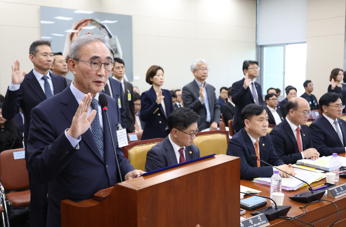 김영섭 KT 대표가 25일 국회에서 열린 과학기술정보통신위원회 국정감사에서 증인 선서를 하고 있다. 연합뉴스