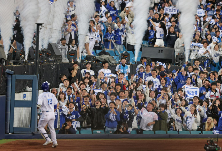 삼성 이성규가 25일 KIA와 한국 시리즈 3차전에서 선제 홈런을 날린 뒤 만원 관중의 응원에 화답하고 있다. 삼성