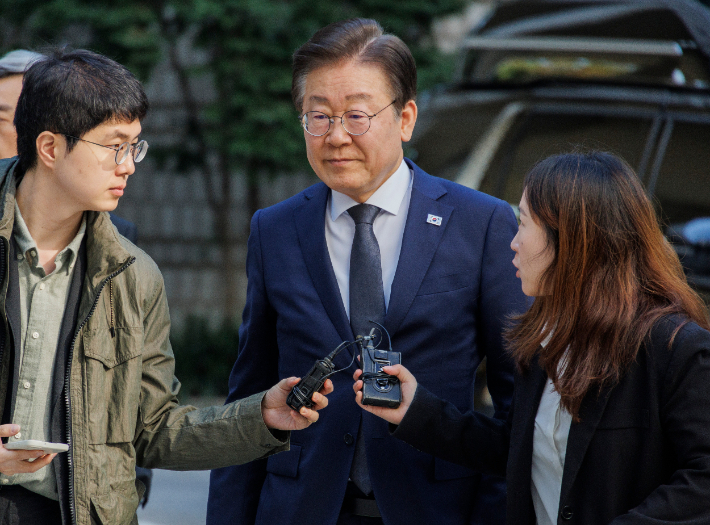 더불어민주당 이재명 대표가 25일 오전 서울 서초구 서울중앙지법에서 열린 '대장동 배임·성남FC 뇌물' 1심 속행 공판에 출석하고 있다. 연합뉴스