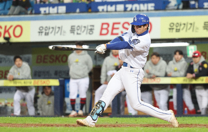 25일 오후 대구 삼성라이온즈파크에서 열린 2024 신한 SOL뱅크 KBO 포스트시즌 한국시리즈 3차전 KIA 타이거즈와 삼성 라이온즈의 경기. 5회말 1사 주자 없는 상황에서 삼성 김영웅이 1점 홈런을 치고 있다. 연합뉴스