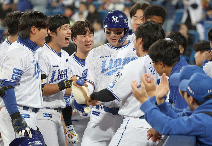 25일 오후 대구 삼성라이온즈파크에서 열린 2024 신한 SOL뱅크 KBO 포스트시즌 한국시리즈 3차전 KIA 타이거즈와 삼성 라이온즈의 경기. 7회말 무사 주자 없는 상황에서 삼성 박병호가 1점 홈런을 치고 동료들의 축하를 받고 있다. 연합뉴스