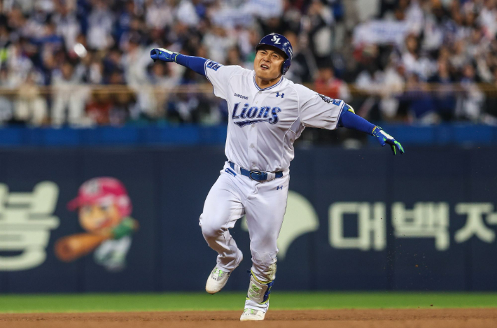 25일 오후 대구 삼성라이온즈파크에서 열린 2024 신한 SOL뱅크 KBO 포스트시즌 한국시리즈 3차전 KIA 타이거즈와 삼성 라이온즈의 경기. 7회말 무사 주자 없는 상황에서 삼성 김헌곤이 1점 홈런을 치고 그라운드를 돌고 있다. 삼성