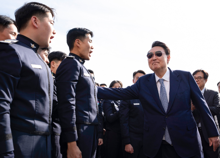 윤석열 대통령이 지난 25일 서울 용산 대통령실 앞에서 견학 온 공군사관학교 4학년 생도들을 만나 격려하고 있다. 대통령실 제공