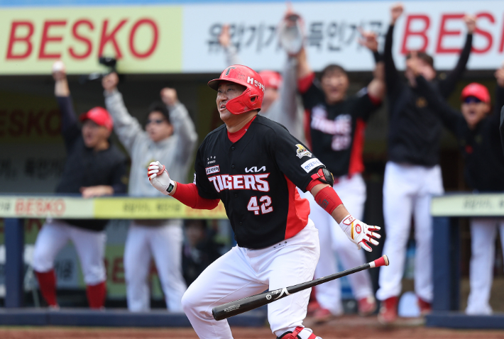 26일 오후 대구 삼성라이온즈파크에서 열린 2024 신한 SOL뱅크 KBO 포스트시즌 한국시리즈 4차전 KIA 타이거즈와 삼성 라이온즈의 경기. 3회초 2사 주자 만루 상황에서 KIA 김태군이 만루 홈런을 치고 있다. 연합뉴스