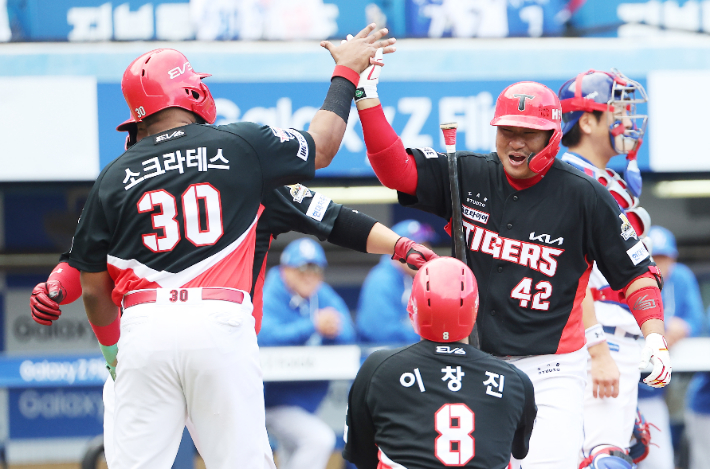 26일 대구 삼성라이온즈파크에서 열린 2024 신한 SOL뱅크 KBO 포스트시즌 한국시리즈 4차전 삼성 라이온즈와 KIA 타이거즈의 경기. 3회초 2사 만루 KIA 김태군이 만루 홈런을 치고 동료들과 함께 기뻐하고 있다. 연합뉴스